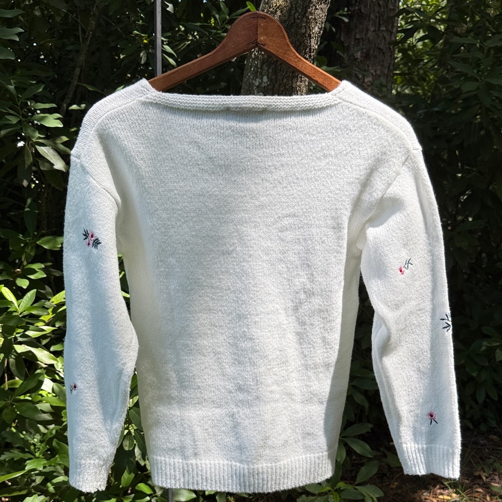 Elegant White Floral V-Neck Sweater - Picture 5 of 5